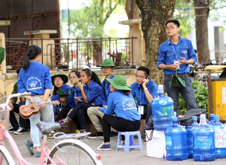 Nắng gắt mùa thi: Cảm động giọt mồ hôi rơi của tình nguyện viên - 12 Những giọt mồ hôi thầm lặng của chiến sĩ áo xanh.