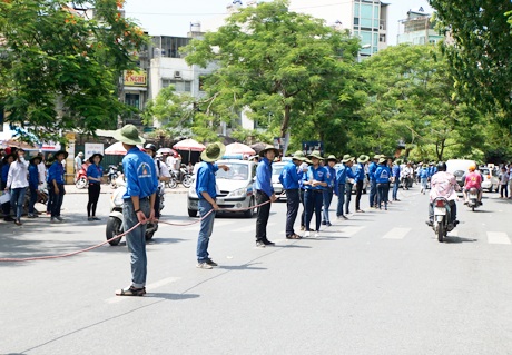 Nắng gắt mùa thi: Cảm động giọt mồ hôi rơi của tình nguyện viên - 2 Nắng gắt mùa thi: Cảm động giọt mồ hôi rơi của tình nguyện viên