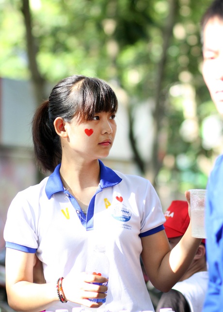 Nắng gắt mùa thi: Cảm động giọt mồ hôi rơi của tình nguyện viên - 3 Nắng gắt mùa thi: Cảm động giọt mồ hôi rơi của tình nguyện viên