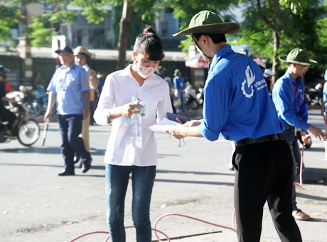 Nắng gắt mùa thi: Cảm động giọt mồ hôi rơi của tình nguyện viên - 6 Nhiệt độ ngoài trời lên khá cao khiến cho nhiều bạn tỏ ra mệt mỏi.