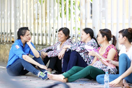 Nắng gắt mùa thi: Cảm động giọt mồ hôi rơi của tình nguyện viên - 7 Những giọt mồ hôi thầm lặng của chiến sĩ áo xanh.