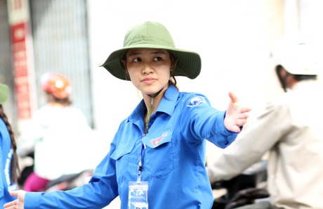 Nắng gắt mùa thi: Cảm động giọt mồ hôi rơi của tình nguyện viên - 8 Những giọt mồ hôi thầm lặng của chiến sĩ áo xanh.