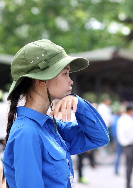 Nắng gắt mùa thi: Cảm động giọt mồ hôi rơi của tình nguyện viên - 11 Những giọt mồ hôi thầm lặng của chiến sĩ áo xanh.