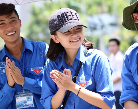 Của hiếm” của ĐH Bách Khoa – các nữ sinh không ngại mệt nhọc, cùng chung tay tiếp sức mùa thi 2015