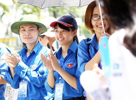 Của hiếm” của ĐH Bách Khoa – các nữ sinh không ngại mệt nhọc, cùng chung tay tiếp sức mùa thi 2015