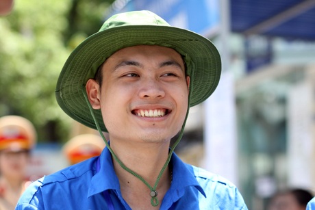 Dưới cái nắng kỉ lục đầu tháng 7, nụ cười của nữ STVN như làn gió mát xua đi sự ngột ngạt, oi bức.