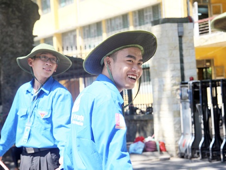 Nam sinh ĐH Bách Khoa Hà Nội luôn vui vẻ, sôi nổi để tiếp lửa cho “đồng đội”