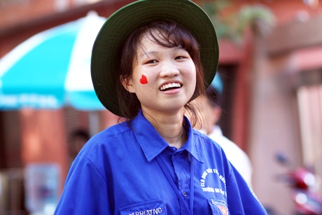 Của hiếm” của ĐH Bách Khoa – các nữ sinh không ngại mệt nhọc, cùng chung tay tiếp sức mùa thi 2015