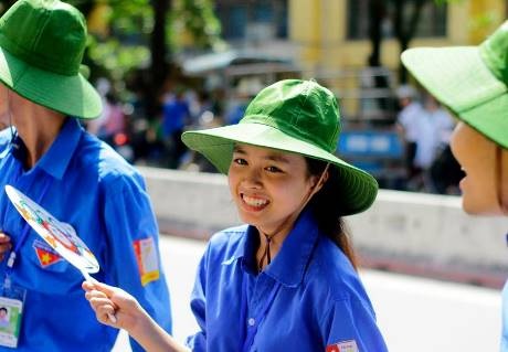 Của hiếm” của ĐH Bách Khoa – các nữ sinh không ngại mệt nhọc, cùng chung tay tiếp sức mùa thi 2015