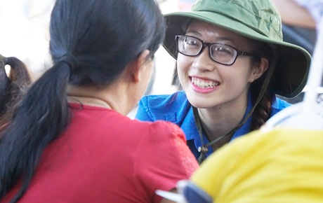 Của hiếm” của ĐH Bách Khoa – các nữ sinh không ngại mệt nhọc, cùng chung tay tiếp sức mùa thi 2015