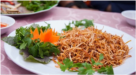 Quán ăn 20 năm tuổi khiến bạn trẻ TPHCM “say lòng” - 1 Mực xé tam tơ
