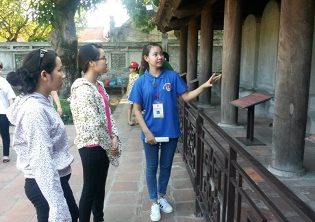Nồng nàn tình yêu Hà Nội - 2 Tình nguyện viên của hỗ trợ nghiệp vụ du lịch tại Văn Miếu - Quốc Tử Giám.