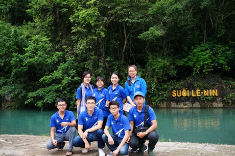 Hội SV Việt Nam tại Pháp về nước tham gia tình nguyện “Mùa Hè xanh” - 3 Các bạn sinh viên đại diện UEVF tham gia chuyến tình
nguyện 2015