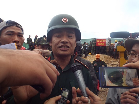 Đại tá Nguyễn Hữu Hùng phấn khởi sau khi giải cứu thành công 12 công nhân - Ảnh: Viết Hảo