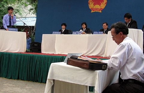 KSV và luật sư phải ngồi ngang nhau - 1 Hiện
nay, luật sư thường được bố trí chỗ ngồi thấp hơn kiểm sát viên . Ảnh minh họa:
T.TÙNG