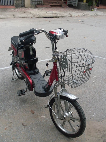  Xe đạp điện, không bắt buộc phải đội mũ bảo hiểm-đối với người đi ( ảnh: Nguyễn Thành Lập)