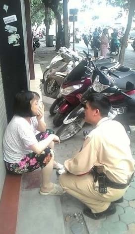 Hà Nội: CSGT giúp đỡ cụ già lạc đường, bị thương tìm người thân - 2 http://dantri.vcmedia.vn