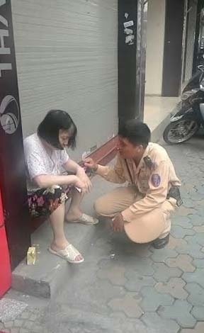 Hà Nội: CSGT giúp đỡ cụ già lạc đường, bị thương tìm người thân - 4 http://dantri.vcmedia.vn