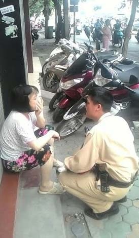 Hà Nội: CSGT giúp đỡ cụ già lạc đường, bị thương tìm người thân - 5 Một
số hình ảnh CSGT giúp đỡ cụ già lạc đường, bị thương tìm người thân.