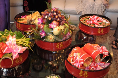 Đám hỏi nhà trai mang tới
5 cái tráp nhưng chẳng hề có một đồng dẫn cưới nào. (Ảnh minh họa)