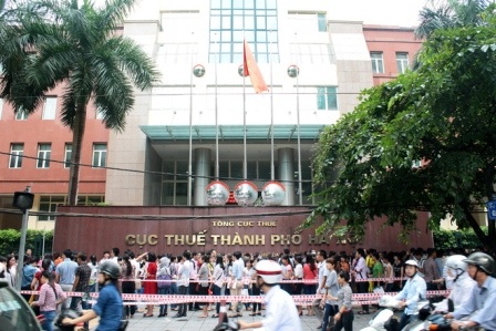 Thí sinh xếp hàng nộp hồ sơ dự thi tuyển công chức vào Cục thuế Hà Nội năm 2014. Ảnh: vnexpress.net