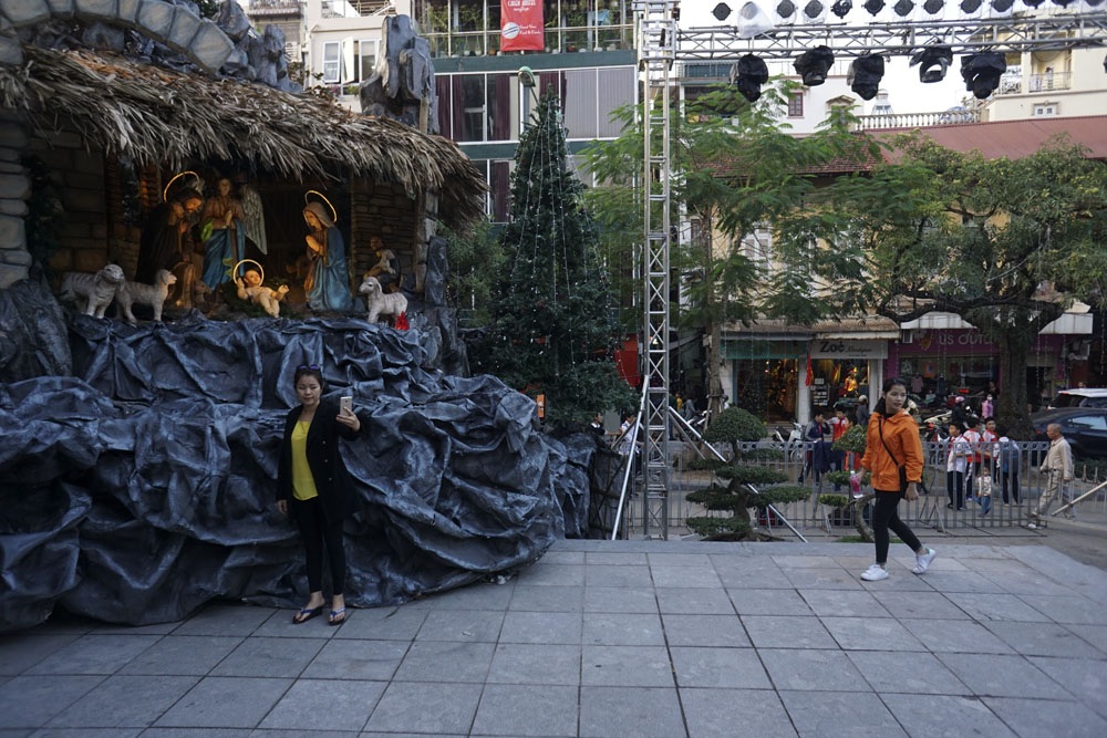 Hà Nội: Nhà thờ cổ kính trang hoàng đón Giáng sinh - 2
Hang đá rất lớn và đẹp mắt tại Nhà thờ Lớn thu hút người dân đến chiêm ngưỡng và chụp ảnh lưu niệm.