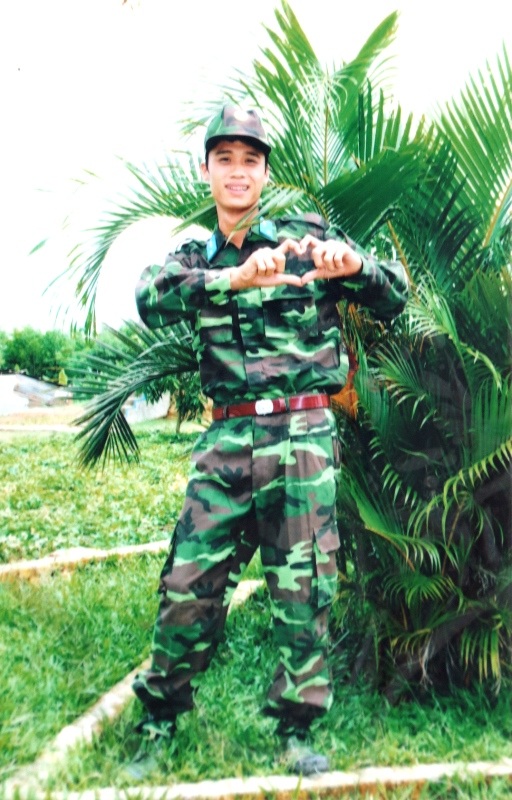 Trung úy Đặng Đình Duy, là học viên phi công quân sự khóa 40 và phi công Hải quân khóa 1 (2011-2015), tốt nghiệp Trường Sĩ quan Không quân (Nha Trang, Khánh Hòa) đầu năm 2016 với quân hàm Trung úy và về chuyển loại tại Trung tâm Huấn luyện, Tổng Công ty Trực thăng Việt Nam.