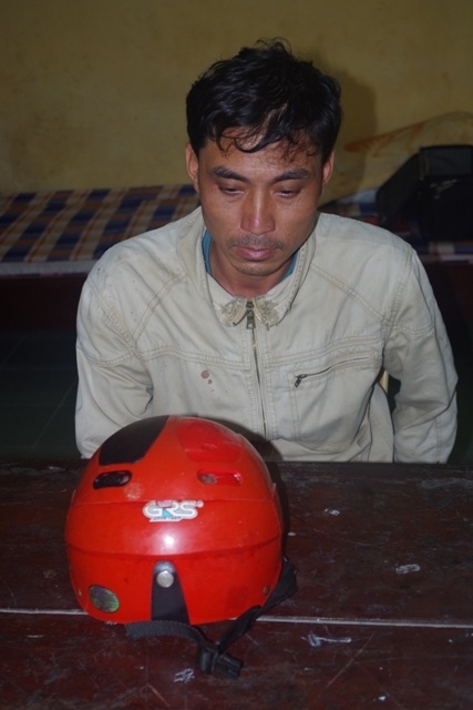 
Đối tượng Tân và tang vật vụ án tại cơ quan điều tra (ảnh: Công an Hà Nam)
