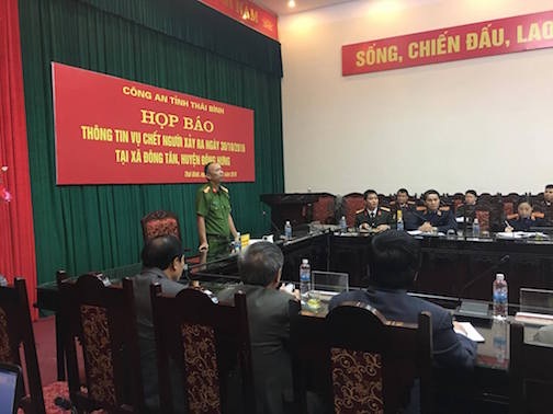 Thái Bình thông tin chính thức vụ mẹ chết bất thường khi đang chở con - 1
Họp báo thông tin vụ mẹ chở con chết bất thường trên QL39B