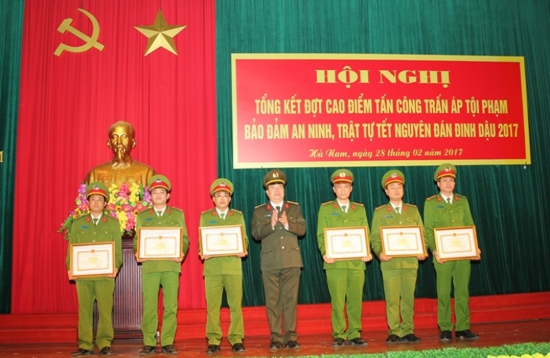 Thừa ủy quyền của Tổng cục trưởng Tổng cục Cảnh sát, Đại tá Nguyễn Văn Trung, Giám đốc Công an tỉnh Hà Nam trao Bằng khen cho các tập thể có thành tích xuất sắc trong đợt cao điểm tấn công trấn áp tội phạm, đảm bảo ANTT tết Nguyên đán Đinh Dậu năm 2017 (ảnh: Công an Hà Nam)