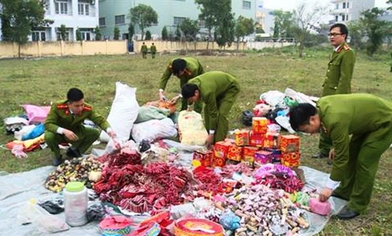 
Lực lượng Công an tỉnh Thái Bình tiêu hủy hơn 300 kg pháo Trung Quốc các loại
