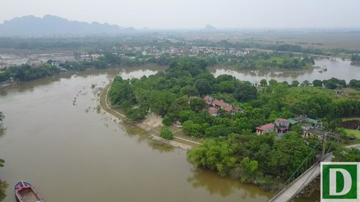 Chùa Bà Đanh nằm cạnh sông Đáy