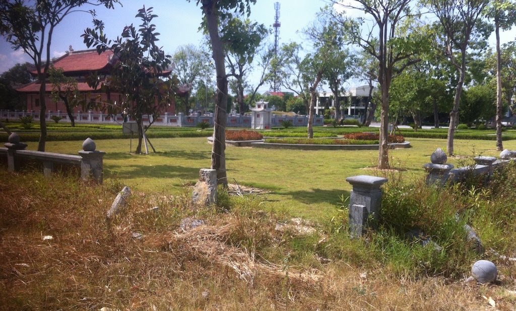 Nghệ An: Cận cảnh khuôn viên đài tưởng niệm Xô Viết - Nghệ Tĩnh đang xuống cấp - Ảnh 2.