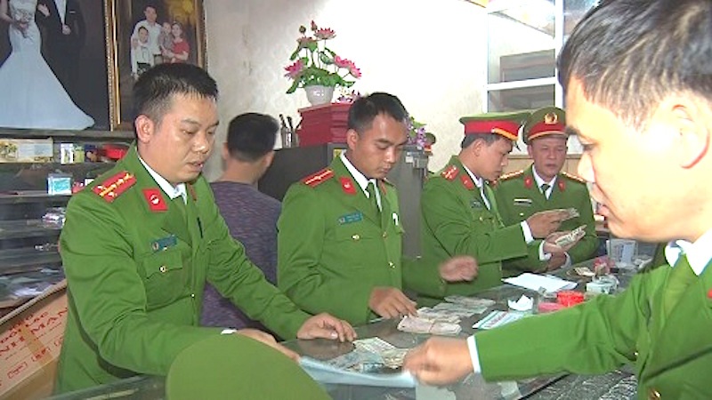 Gần 500 người sập bẫy “đại gia” phố núi - 4 Lực lượng công an tiến hành thu giữ một số tang vật (Ảnh: đài Con Cuông)