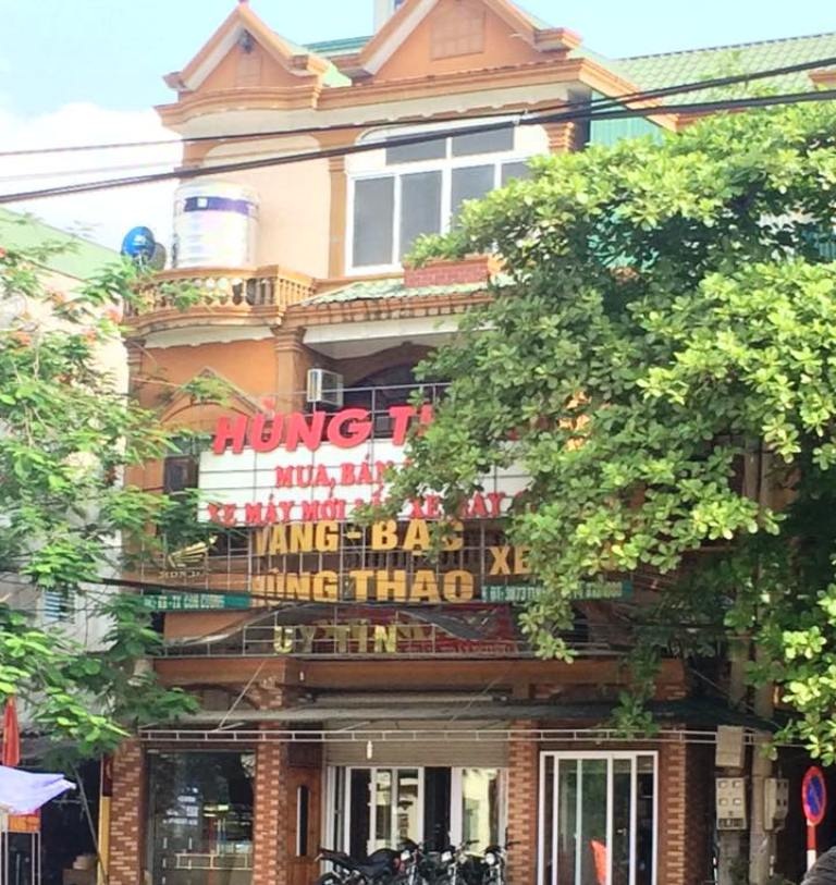 Gần 500 người sập bẫy “đại gia” phố núi - 1
Căn nhà lớn ngay trước quốc lộ 7A được cho là của đại gia phố núi ngày nào còn ồn ào, náo nhiệt thì nay bị nhiều con nợ đến lấy đồ đạc.