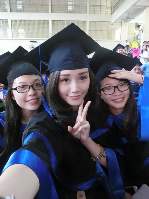 Hot girl Ngoại thương rạng rỡ nhận bằng tốt nghiệp loại giỏi - 3 Hot girl Ngoại thương rạng rỡ nhận bằng tốt nghiệp loại giỏi - 3
