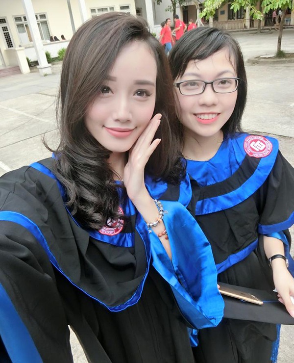Hot girl Ngoại thương rạng rỡ nhận bằng tốt nghiệp loại giỏi - 1 Ngân Búng (bên trái) mặc áo cử nhân mừng lễ tốt nghiệp bên bạn học