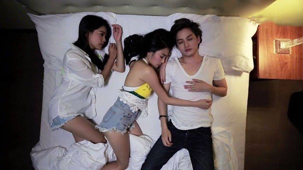 Bộ phim Thái Lan về tình yêu bị phản bội bất ngờ gây sốt - 2 Khi Lee bị bạn trai quen 8 năm phản bội, Katun và Man đã chăm sóc cho cô