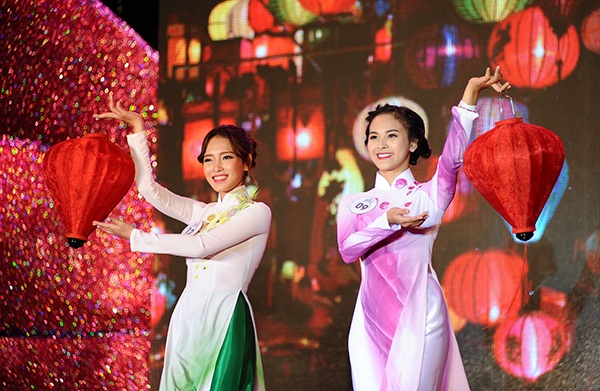 Trình diễn áo dài dân tộc