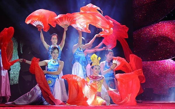 Và những tiết mục văn nghệ công phu