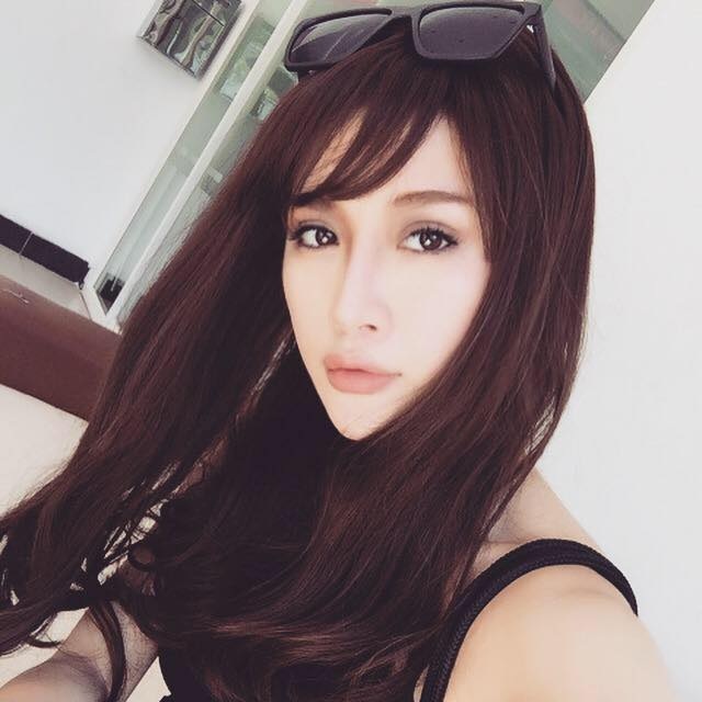 Loạt hot girl đời đầu làm gì sau khi “bỏ cuộc chơi”? - 2
Tuy nhiên, đó cũng là vai diễn cuối cùng trong sự nghiệp nghệ thuật của cô nàng. Vân Navy chia sẻ rằng hoàn toàn không còn một chút liên quan nào tới các hoạt động đóng phim hay ca hát. Cô là người chủ động nói lời tạm biệt với nghệ thuật để tập trung cho niềm đam mê thực sự là kinh doanh. Những ai theo dõi theo các hoạt động của Vân Navy sẽ biết cô nàng hiện đang là bà chủ của hệ thống shop thời trang khá nổi tiếng dành cho các quý cô sành điệu tại Sài Gòn.