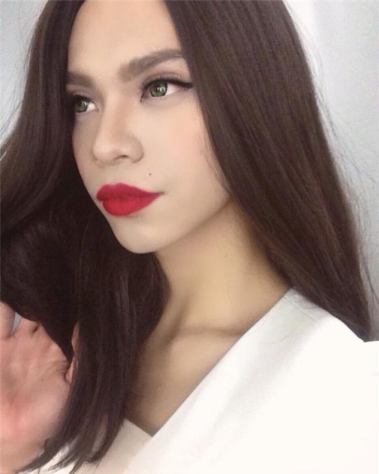 Bẵng đi một thời gian, những ngày gần đây, Bá Thảo đã trở lại với một loạt hình giả gái với phong cách quý cô sang chảnh. Được biết, đây chỉ là concept mà cậu bạn sử dụng cho một vai diễn nhỏ cậu tham gia trong một gameshow.