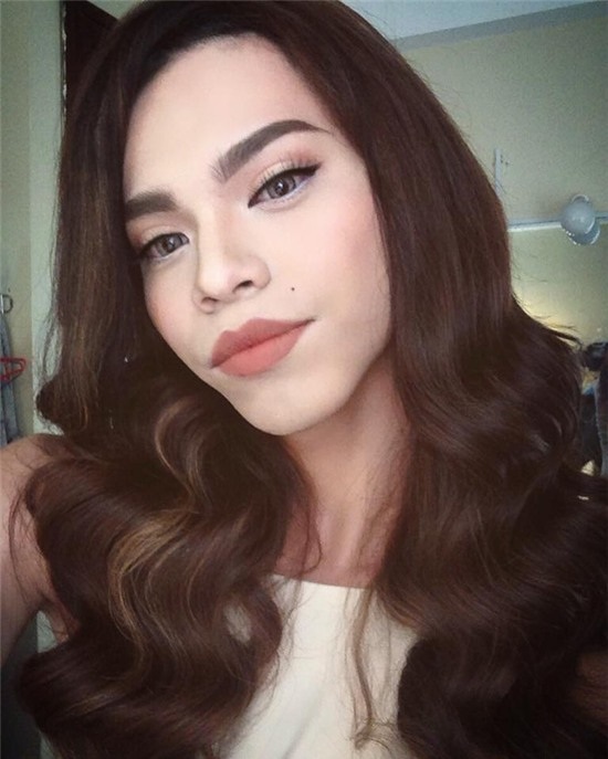 Alex Dương được mệnh danh là “em trai thất lạc” của Hà Hồ bởi gương mặt giống nữ ca sỹ tới ngỡ ngàng, đôi mắt sâu, sống mũi cao và chiếc cằm nhọn.