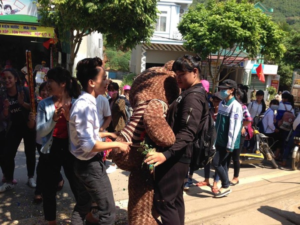 Dân mạng “mắt tròn mắt dẹt” với màn tỏ tình của cặp đôi "đũa lệch" - 4 Dân mạng “mắt tròn mắt dẹt” với màn tỏ tình của cặp đôi "đũa lệch" - 4
