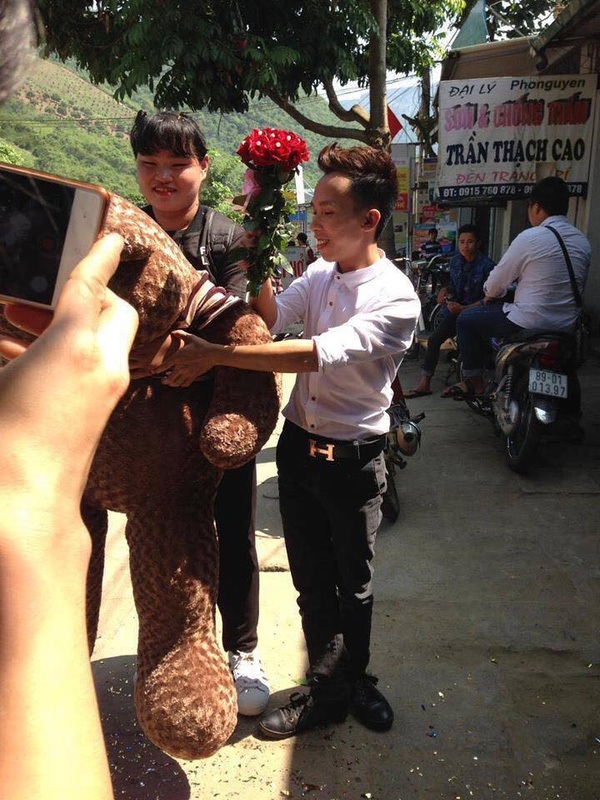 Dân mạng “mắt tròn mắt dẹt” với màn tỏ tình của cặp đôi "đũa lệch" - 1 Màn tỏ tình gây xôn xao vì ngoại hình có vẻ đũa lệch của cặp đôi này.
