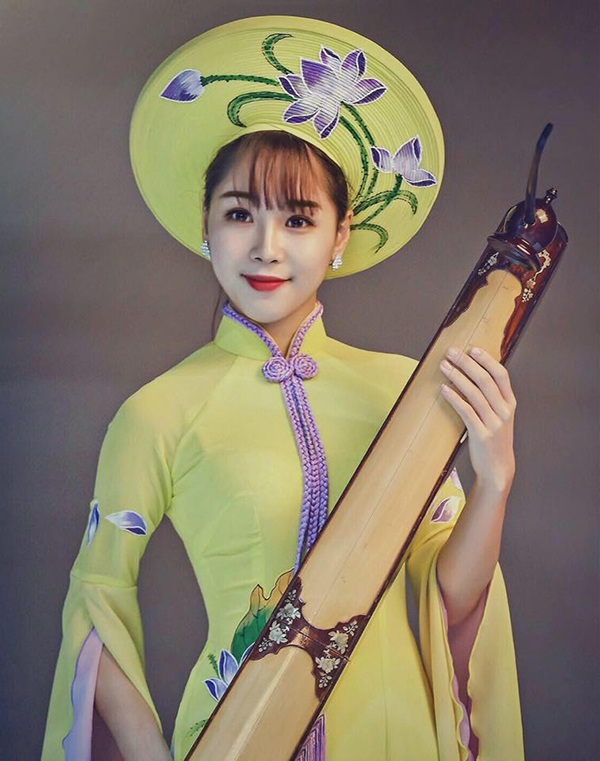Cô giáo xinh đẹp “gây sốt” với clip chơi nhạc Kpop bằng... đàn bầu - 3 Thuỳ Linh vô cùng xinh đẹp khi mặc áo dài và ôm trong tay cây đàn truyền thống