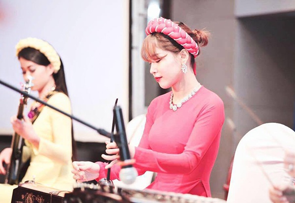 Cô giáo xinh đẹp “gây sốt” với clip chơi nhạc Kpop bằng... đàn bầu - 4 Hình ảnh Thùy Linh chơi đàn bầu ở một buổi biểu diễn âm nhạc dân tộc.