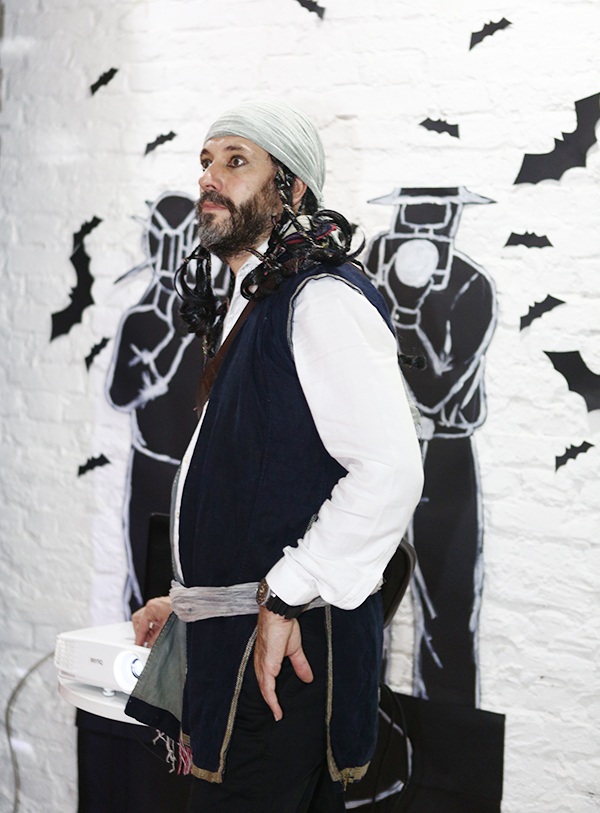 Rất nhiều sinh viên và những vị khách quốc tế đến từ Mỹ, Xri Lanca, Hàn Quốc, Myamma, Hồng Kong… đã hòa chung vào không khí lễ hội này. Trong ảnh, một người nước ngoài hóa trang thành thuyền trường Jack Sparrow trong phim Cướp biển vùng Caribe.