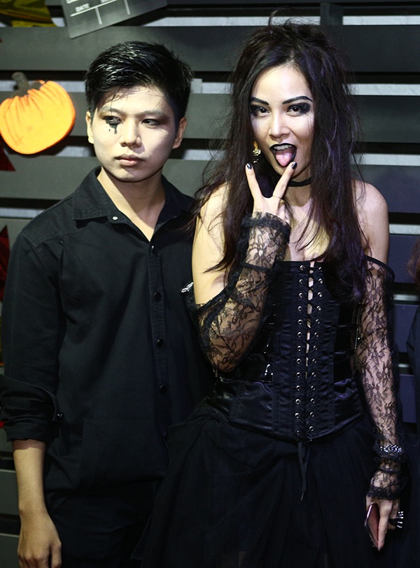 Với chủ đề này, các bạn sinh viên hóa trang thành các ngôi sao nổi tiếng và có những cống hiến đóng góp cho nhân loại toàn thế giới. Họ là những nhà thiết kế, những nghệ sỹ âm nhạc, hội họa, nhà nghệ thuật, chính trị gia… như Michael Jackson, Công nương Diana, Coco Chanel, Audrey Hepburn, Alexander MQ, Black Swan, Amy Winehouse, Marilyn Monroe, Cat Woman…