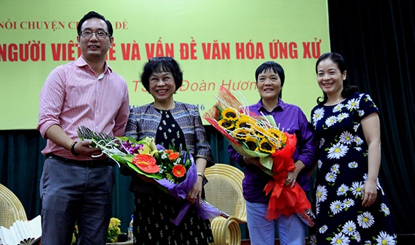 TSKH Đoàn Hương chia sẻ văn hóa ứng xử có 4 vấn đề: ứng xử giữa xã hội với con người; con người với xã hội; con người với tự nhiên và con người với bản thân mình